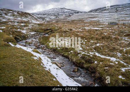 Tweedsmuir Megget, agua, en la frontera montañosa de Escocia. Nieve en las colinas en abril. Foto de stock