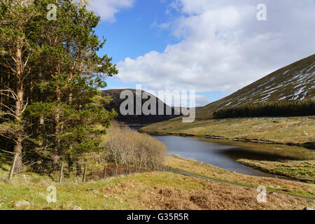 Tweedsmuir Megget, agua, en la frontera montañosa de Escocia. Foto de stock