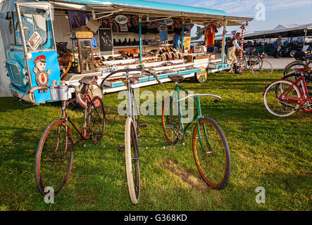 El móvil Rudge-Whitworth vintage bicicleta ventas y mantenimiento en la unidad 2015 Goodwood Revival, Sussex, Reino Unido.
