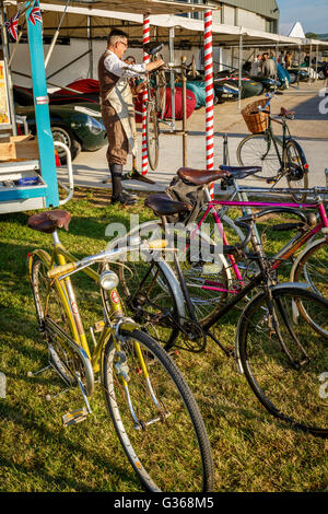 El móvil Rudge-Whitworth vintage bicicleta ventas y mantenimiento en la unidad 2015 Goodwood Revival, Sussex, Reino Unido.