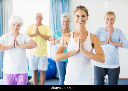 Instructor de yoga realizar con los ancianos Foto de stock
