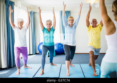 Instructor de yoga realizar con los ancianos