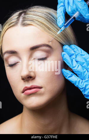 La mujer que recibe la inyección de Botox en su frente