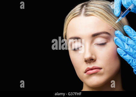 La mujer que recibe la inyección de Botox en su frente