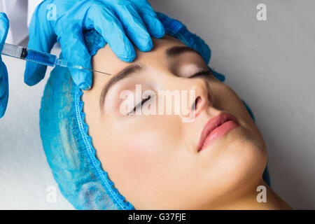 La mujer que recibe la inyección de Botox en su frente