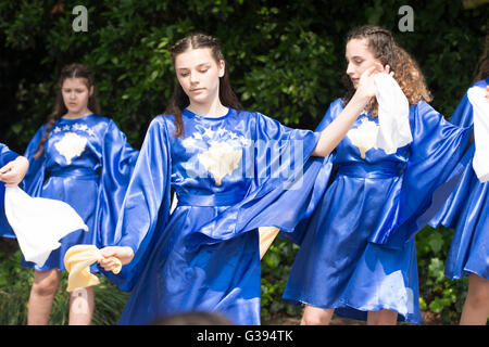 Londres Childs Golders Green Hill Park comunidad albanesa Festival del Día de los niños adolescentes jóvenes vestidos de azul danza folklórica bailes Foto de stock