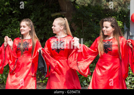Londres Childs Golders Green Hill Park comunidad albanesa Festival del Día de los niños adolescentes vestidos rojos bailan danzas folclóricas Foto de stock