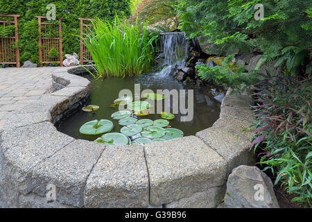 La terminadora patio jardín patio de ladrillo con cascada Pond y