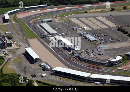 Vista aérea de la recta final inicio línea de meta en el circuito de Silverstone, Northamptonshire, Reino Unido Foto de stock