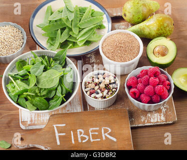Los alimentos ricos en fibra sobre fondo de madera. Comer sano. Vista superior Foto de stock