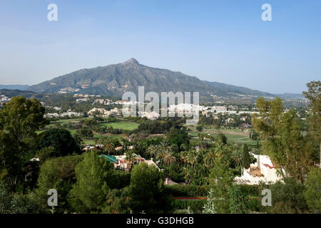 Con vistas a los campos de golf de Marbella, con la Concha en el fondo, Marbella, Andalucía, España.