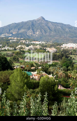 Con vistas a los campos de golf de Marbella, con la Concha en el fondo, Marbella, Andalucía, España.