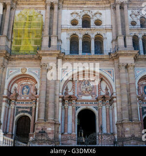 Vista cercana de un arco de entrada a la Catedral de Málaga Foto de stock