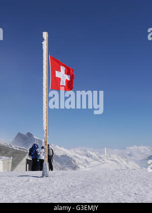 Bandera suiza a Jungfraujoch, la Cima de Europa Foto de stock
