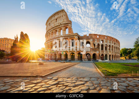 Vista del Coliseo de Roma y el sol de la mañana, Italia, Europa.
