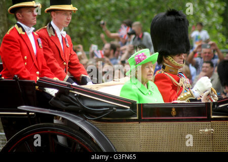 Londres, Reino Unido. 11 de junio, 2016. Su Majestad la Reina Isabel II y Su Alteza Real el Príncipe Felipe de Crédito: Chris Carnell/Alamy Live News Foto de stock