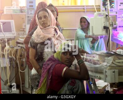 De Ajmer, India. El 15 de mayo, 2016. La mujer en el pabellón infantil de Jawahar Lal Nehru Hospital . Hubo 5 niños recién nacidos murieron en el hospital en las últimas 24 horas. © Sourabh Vyas/Pacific Press/Alamy Live News Foto de stock