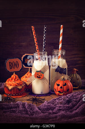 Las magdalenas con leche para la fiesta de Halloween Foto de stock
