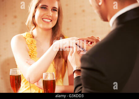 2 Extranjero casado parejas Hotel aceptación Engagement Ring Foto de stock