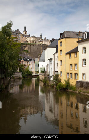 El Río Alzette en el distrito Grund, parte inferior de la ciudad, la ciudad de Luxemburgo, Luxemburgo, Europa PublicGround Foto de stock