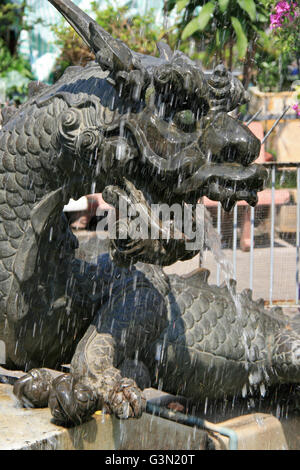 Dragón esculpidas decorar una fuente en Saigón (Vietnam).
