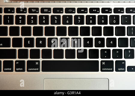 Error 404 escrito en el teclado de un MacBook Pro. Foto de stock