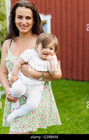 Suecia, Varmland, Filipstad, Gasborn, Horrsjon, retrato de la madre sosteniendo Baby Girl (12-17 meses)