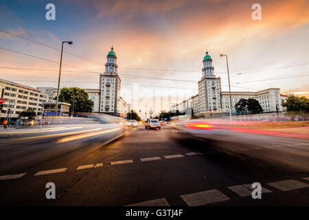 Alemania, Berlín Tyskland, Frankfurter Tor, borrosa de tráfico en vía urbana Foto de stock