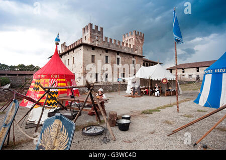 Italia, Lombardía, Cavernago, castillo de Malpaga, vinculados a la historia del comandante Bartolomeo Colleoni, recreación histórica Foto de stock