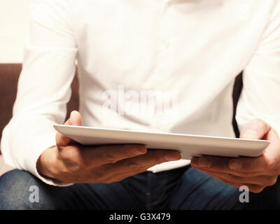 Primer plano de un hombre de negocios con un equipo tablet pc, el enfoque selectivo en primer plano Foto de stock