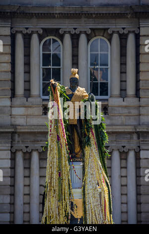 Una vista de la estatua del rey Kamehameha al Aliʻiolani Hale. Foto de stock