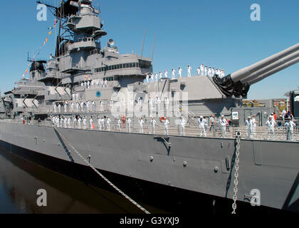 Marineros hombre los rieles sobre la retirada de la Marina estadounidense, el acorazado USS Wisconsin. Foto de stock