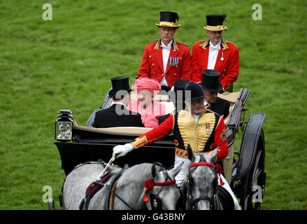 La procesión real llega con la reina Isabel II y el Duque de Edimburgo durante el día 4 de Royal Ascot 2016, en el hipódromo de Ascot. Foto de stock