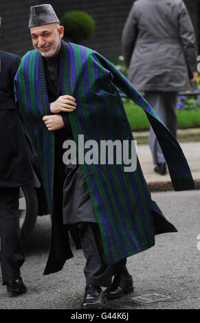 El Presidente afgano Hamid Karzai llega hoy a la calle Downng, donde se reunió con el Primer Ministro David Cameron para celebrar conversaciones. Foto de stock