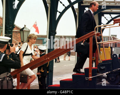 Prince Edward y su novia, Sophie Rhys-Jones, suba a bordo del yate real Britannia en Portsmouth para lo que podría ser la última de la familia real de vacaciones de verano a bordo del yate real - el viaje anual a Balmoral a través de las Islas Occidentales. Foto de stock