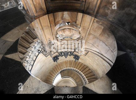 Una nueva instalación diseñada por John Pawson titulada Perspectivas se muestra en la escalera geométrica de la Catedal de San Pablo para coincidir con el 300 aniversario de la Catedral y el festival de diseño de Londres, Londres. Foto de stock