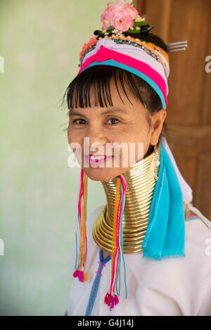 Retrato de una kayan lahwi (padaung) mujer con bobinas de latón anillos en su cuello, panpet village, estado de Kayah, en Myanmar
