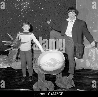 Dr Who Monster concurso organizado por la BBC Peter azul en el programa  infantil de la BBC Studio's. Presentación de imágenes de los concursantes  en la competencia. Circa 1967 Fotografía de stock 
