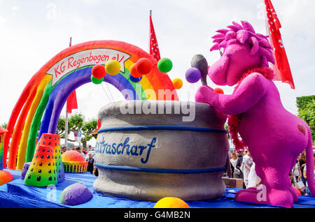 Un flotador en la Christopher Street Day aka el Orgullo Gay Düsseldorf con un arco iris y un león de púrpura, Düsseldorf 2016 Foto de stock