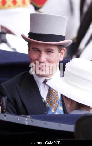 El Sr. Peter Phillips se sienta frente a la Princesa Real, cuando llegan al recinto Real en el curso de carrera de Ascot el día de las Damas. Foto de stock