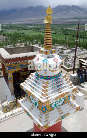 Stupa, o chorten en Tikse Gompa cerca de Leh, Ladakh, Jammu y Cachemira, en la India. Valle del Indo en la distancia. Foto de stock
