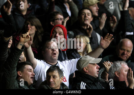 Fútbol - Barclays Premier League - Swansea City v Tottenham Hotspur - Liberty Stadium. Los fans de Swansea City animan a su lado en las gradas
