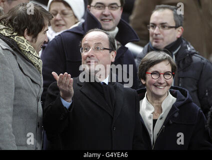 Francois Hollande, candidato a la elección presidencial socialista francesa, en el partido de rugby de seis naciones entre Francia e Irlanda en el Stade de France en Saint-Denis, cerca de París.