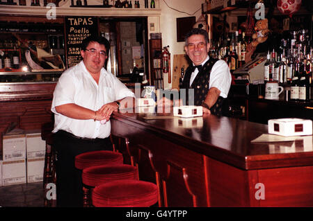 Marco rebato (L) propietario del bar y restaurante de rebato's en Vauxhall,  Londres, donde un espía bebió antes de perder su ordenador portátil de MI6,  con el barman Joaquín. El Sr. Rebato