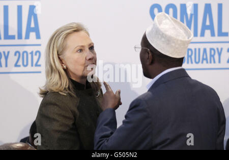 El Secretario de Estado DE LOS ESTADOS UNIDOS, Hilary Clinton, de la izquierda, habla con el Presidente de Somalia, Jeque Sharif Ahmed, durante la Conferencia de Somalia en Lancaster House en Londres. Foto de stock