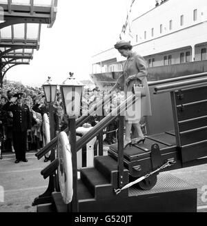 La Reina Isabel II desembarca del Royal Yacht Britannia en Portsmouth a su regreso de su visita estatal de 10 días a Alemania. Foto de stock