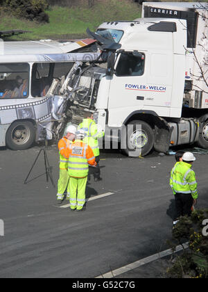 Trabajadores de emergencia en el lugar de un accidente cerca de Frankley Services en la M5 en las Midlands del Oeste, en el que participaron un entrenador y un camión en el que una persona fue asesinada.