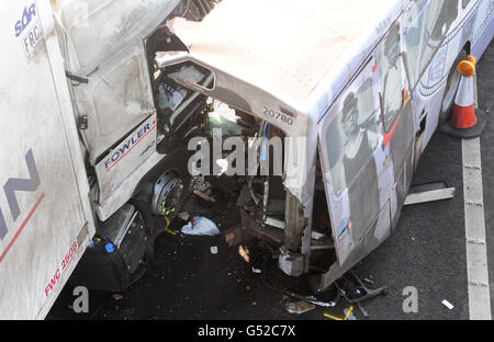 El escenario de un accidente cerca de Frankley Services en el M5 en West Midlands, involucrando a un entrenador y un camión en el que una persona fue asesinada. Foto de stock
