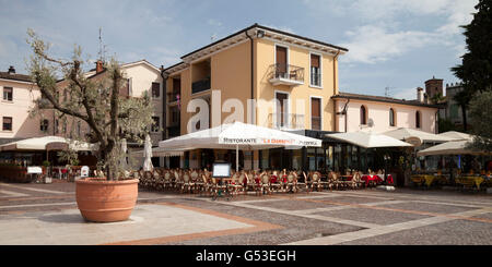 Street café en el paseo marítimo, Bardolino, Lago de Garda, Véneto, Italia, Europa PublicGround