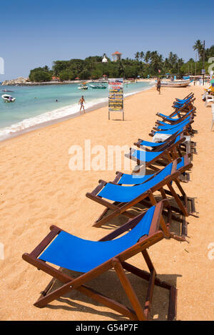 Provincia de Galle, Sri Lanka, Unawatuna Beach, línea de vacío tumbonas de sol Foto de stock